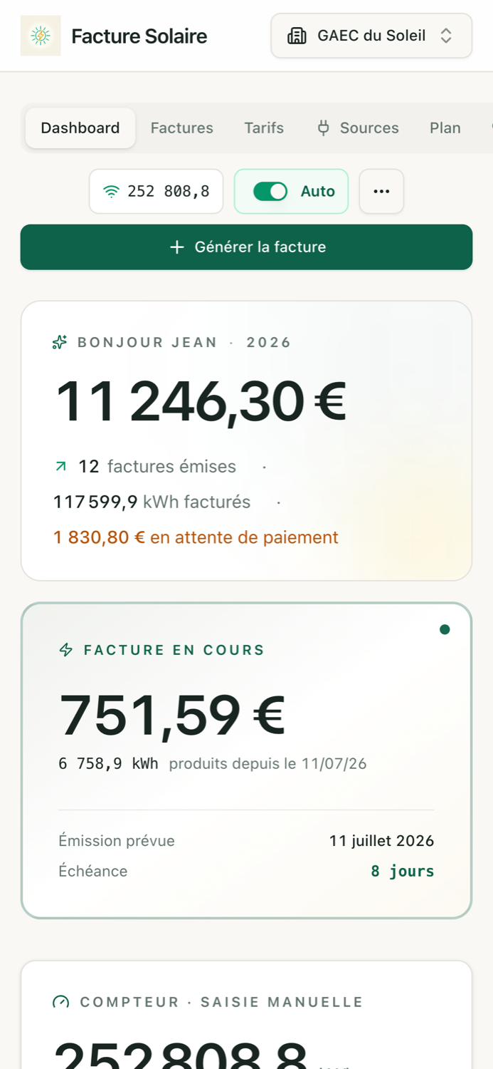 L'application Facture Solaire sur téléphone : tableau de bord, revenus et facture en cours.